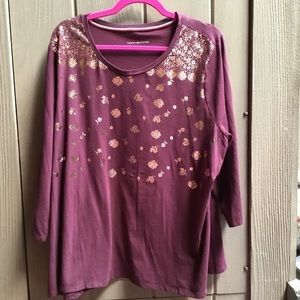 Tommy Hilfiger t-shirt with gold “foil” design.